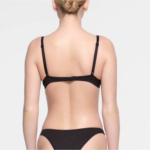 SIGNATURE SWIM UNDERWIRE SCOOP BIKINI
TOP | ONYX - ONYX / 34 / A - Picture 3 of 6